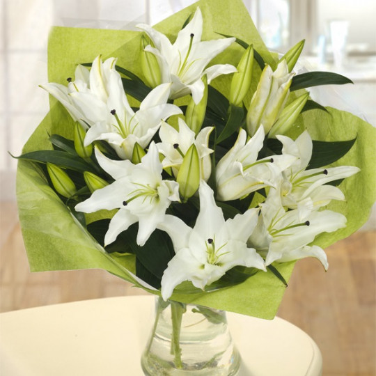 Bouquet of white lilies 