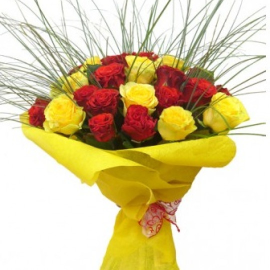 Dzeltenu un sarkanu rožu pušķis 50 cm. Lielāks vai mazāks, izvēlieties.