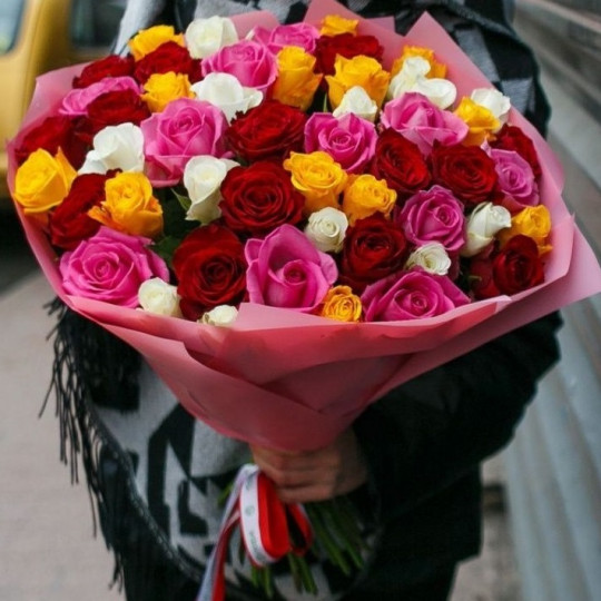 Liels dažādu krāsu rožu pušķis 50 cm