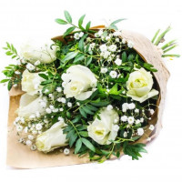 Букет белых роз 50 cм с зеленью (7 шт)